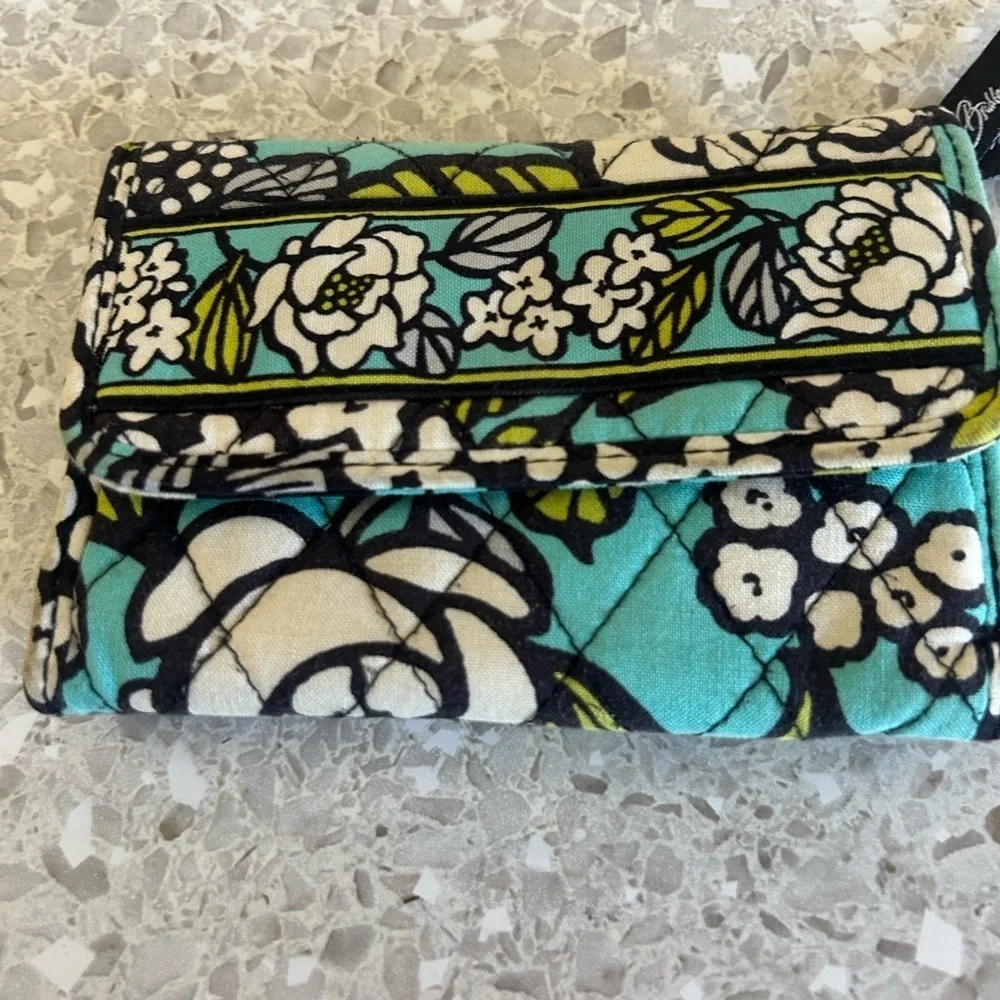 Vera Bradley green & blue floral quilted wallet - Picture 2 of 14